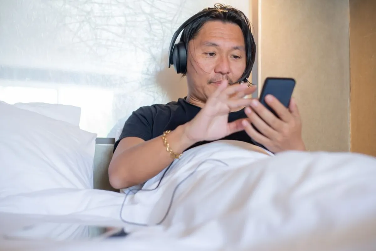 headphones bed